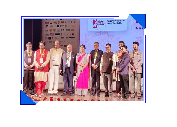 Mr. Arunava Chatterjee receiving The Best Startup Idea Award from Mr. Babul Supriyo, the Minister of IT and Tourism Department, Government of West Bengal