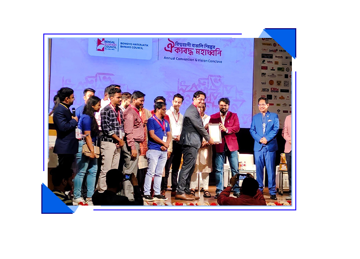 Mr. Arunava Chatterjee receiving The Best Startup Idea Award from Mr. Babul Supriyo, the Minister of IT and Tourism Department, Government of West Bengal